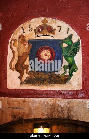 Les armoiries de l'évêque de Worcester avec la rose Tudor sont conservées sur un mur à Manor Hall, Gloucestershire. Banque D'Images