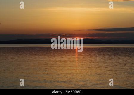 Vue pittoresque depuis la rive du lac Uvildy jusqu'au coucher du soleil d'été. La photo a été prise sur les rives du lac Uvildy, région de Chelyabinsk, Russ Banque D'Images