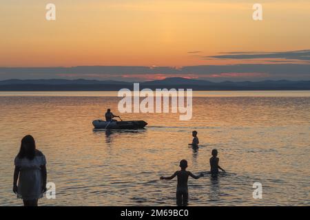 Région de Chelyabinsk, Russie - 13 juillet 2019. Vue panoramique depuis le lac le soir. La photo a été prise sur la rive du lac Uvildy, Chelyabinsk Reg Banque D'Images