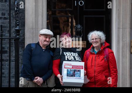 Londres, Royaume-Uni. 19th octobre 2022. Les militants de Fuel Poverty action présentent une pétition énergie pour tous au 10 Downing Street. La pétition énergie pour tous, demande d'une allocation énergétique pour répondre aux besoins de base en chauffage, en cuisine et en éclairage, a été signée par plus de 600 000 personnes et fait partie intégrante d'une motion présentée par Clive Lewis, député, qui propose une commission d'équité énergétique. Crédit : Mark Kerrison/Alamy Live News Banque D'Images