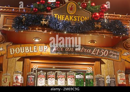 Panneau suggérant des buveurs de Noël, devrait doubler les spiritueux, pour seulement un supplément de £1,50, dans un pub Theakston à Manchester, Angleterre, Royaume-Uni, M1 5NE Banque D'Images