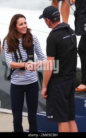 11 avril 2014 - AUCKLAND LE DUC ET LA DUCHESSE DE CAMBRIDGE ARRIVENT À AUCKLAND ET RENCONTRENT DES FANS DANS LE BASSIN DU VIADUC. Banque D'Images