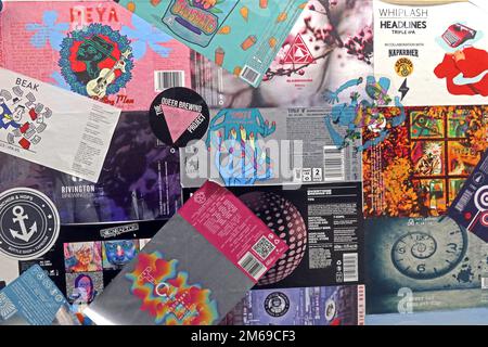 Un mélange d'étiquettes de bière artisanales britanniques, collées sur un mur, comme papier peint Banque D'Images