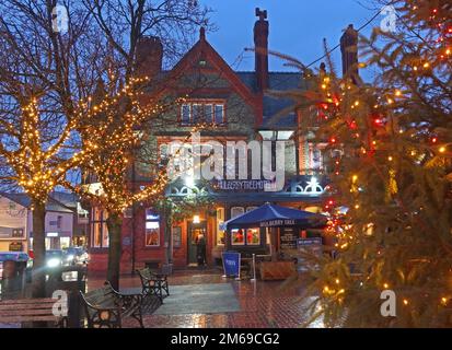 Noël au pub Mulberry Tree, Victoria Square, Stockton Heath, Warrington, Cheshire, Angleterre, Royaume-Uni, WA4 2AF, crépuscule avec arbre et décorations Banque D'Images