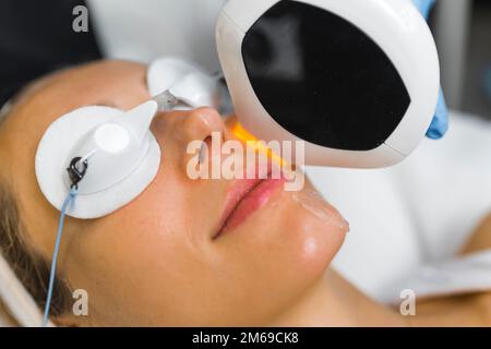 Gros plan sur le visage d'une femme lors d'un traitement ThermoLift. Concept de beauté. Photo de haute qualité Banque D'Images