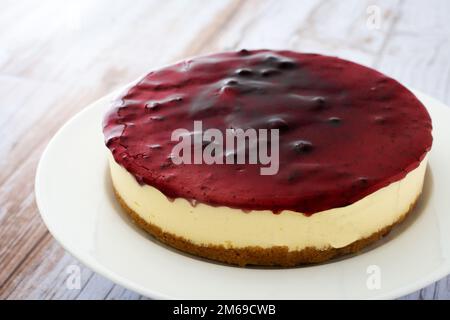 Cheesecake sucré sur une table en bois Banque D'Images