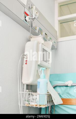 Panneau avec oxygène et un moniteur pour mesurer les contractions, battement de coeur dans un hôpital Banque D'Images