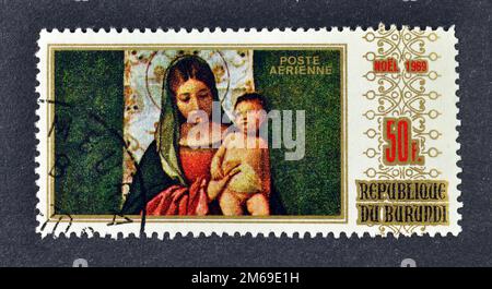 Timbre-poste annulé imprimé par le Burundi, qui montre la peinture de Madonna et l'enfant par Giorgione, vers 1969. Banque D'Images