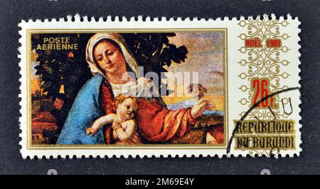 Timbre-poste annulé imprimé par le Burundi, qui montre la peinture de Madonna et l'enfant par Palma il Vecchio, Noël, vers 1969. Banque D'Images