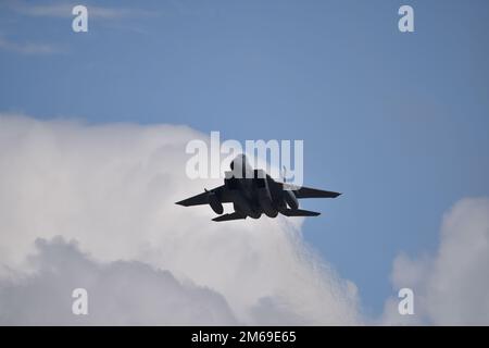 Un avion de chasse F-15C Eagle affecté à l’aile 144th de la Garde nationale aérienne de Californie débarque de la base interarmées Elmendorf-Richardson, en Alaska, au 20 avril 2022, tout en effectuant un entraînement de combat aérien très similaire avec les F-22 Raptors de la 3rd Escadre. La formation de JBER a porté sur l'intégration des chasseurs entre les F-15 Eagles de quatrième génération et les F-22 Raptors de cinquième génération et leur capacité à interagir de manière transparente. Banque D'Images