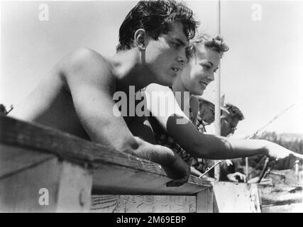 JEFFREY HUNTER et VERA MILES sur le terrain Candid pendant le tournage des CHERCHEURS 1956 réalisateur JOHN FORD roman Alan le May scénario Frank S. Nugent musique Max Steiner producteur exécutif Merian C. Cooper C.V. Whitney Pictures / Warner Bros. Banque D'Images