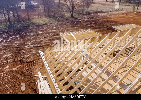 Utilisation d'un cadre de châssis existant cadre de poutre de toit en bois pour soutenir le toit de la maison de bâton nouvellement construite Banque D'Images