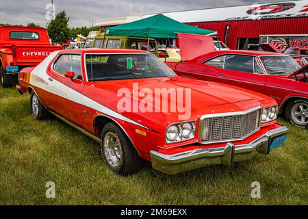 Iola, WI - 07 juillet 2022: Vue d'angle avant à haute perspective d'un 1976 Ford Gran Torino 2 portes Hardtop à un salon de voiture local. Banque D'Images