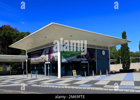 L'extérieur de la gare de Corby, comté de Northamptonshire, Angleterre, Grande-Bretagne, Royaume-Uni Banque D'Images