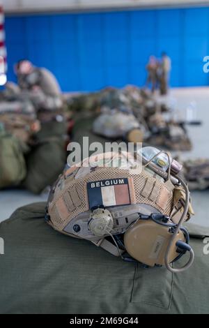 Un casque tactique repose sur un sac tandis que les parachutistes belges affectés au bataillon du Commando 2nd, Régiment des opérations spéciales, complétés par les parachutistes français du Régiment des parachutistes d'infanterie marine 8th, Brigade de parachutistes 11th, se préparent à un saut lors de l'opération Nemesis, sur la base aérienne de Chièvres, Belgique, 20 avril 2022. Opérations Nemesis était un exercice conjoint de plusieurs jours entre les forces belges et françaises, qui se sont déployées à partir de la base aérienne de Chièvres pour exécuter des missions dans plusieurs endroits du pays. Banque D'Images