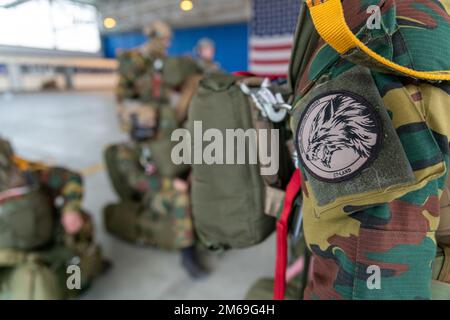 Gros plan du Patch du Régiment des opérations spéciales, les parachutistes belges affectés au bataillon du Commando de 2nd, SOR, se préparent pour un saut lors de l'opération Nemesis, sur la base aérienne de Chièvres, Belgique, 20 avril 2022. Opérations Nemesis était un exercice conjoint de plusieurs jours entre les forces belges et françaises, qui se sont déployées à partir de la base aérienne de Chièvres pour exécuter des missions dans plusieurs endroits du pays. Banque D'Images