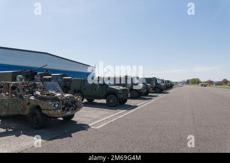 Les véhicules de l'armée belge sont alignés sur un taxie comme parachutistes belges affectés au bataillon du Commando 2nd, Régiment des opérations spéciales, complété par les parachutistes français du Régiment des parachutistes de l'infanterie marine 8th, Brigade de parachutistes 11th, sont stationnés dans un hangar pour l'opération Nemesis, sur la base aérienne de Chièvres, Belgique, 20 avril 2022. Opérations Nemesis était un exercice conjoint de plusieurs jours entre les forces belges et françaises, qui se sont déployées à partir de la base aérienne de Chièvres pour exécuter des missions dans plusieurs endroits du pays. Banque D'Images