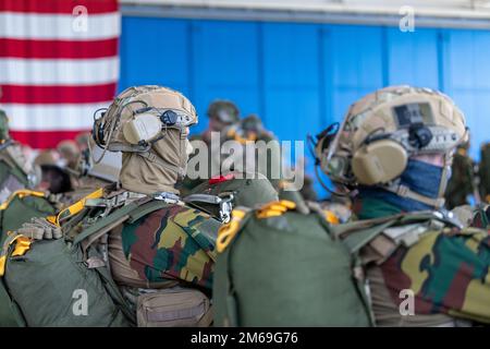 Les parachutistes belges affectés au bataillon Commando 2nd, Régiment des opérations spéciales, sont prêts à sauter pendant l'opération Nemesis, sur la base aérienne de Chièvres, Belgique, 20 avril 2022. Opérations Nemesis était un exercice conjoint de plusieurs jours entre les forces belges et françaises, qui se déployaient de la base aérienne de Chièvres à plusieurs endroits en Belgique. Banque D'Images