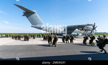 Plus de 80 parachutistes belges et français affectés respectivement au bataillon du Commando 2nd, au Régiment des opérations spéciales, et au 8th Régiment des parachutistes d'infanterie maritime, 11th Brigade de parachutistes, se dirigent vers un Airbus A-400m afin d'effectuer un saut lors de l'opération Nemesis, sur la base aérienne de Chièvres, Belgique, 20 avril 2022. Opérations Nemesis était un exercice conjoint de plusieurs jours entre les forces belges et françaises, qui se sont déployées à partir de la base aérienne de Chièvres pour exécuter des missions dans plusieurs endroits du pays. Banque D'Images