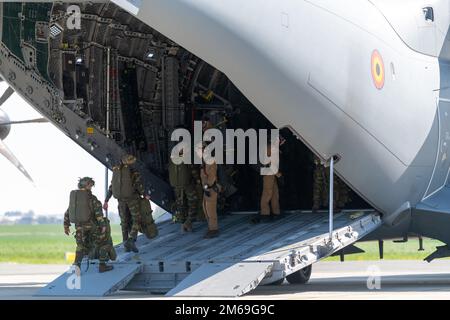 Les maîtres-pilotes du centre d'entraînement belge ce-Para supervisent les parachutistes belges affectés au bataillon du Commando 2nd, Régiment des opérations spéciales, complétés par les parachutistes français du RIma 8th, le Régiment des parachutistes d'infanterie marine 8th, alors qu'ils embarquèrent un Airbus A-400m pour un saut lors de l'opération Nemesis, sur la base aérienne de Chièvres, Belgique, 20 avril 2022. Opérations Nemesis était un exercice conjoint de plusieurs jours entre les forces belges et françaises, qui se déployaient de la base aérienne de Chièvres à plusieurs endroits en Belgique. Banque D'Images