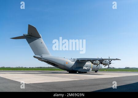 Un Airbus A-400m de l'armée de l'air belge transportant des parachutistes belges affectés au bataillon du Commando 2nd, Régiment des opérations spéciales, complété par des parachutistes français du Régiment des parachutistes d'infanterie marine 8th, Brigade de parachutistes 11th, pour un saut lors de l'opération Nemesis, sur la base aérienne de Chièvres, Belgique, 20 avril 2022. Opérations Nemesis était un exercice conjoint de plusieurs jours entre les forces belges et françaises, qui se sont déployées à partir de la base aérienne de Chièvres pour exécuter des missions dans plusieurs endroits du pays. Banque D'Images