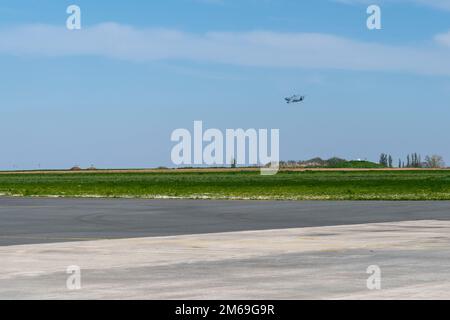 Un Airbus A-400m de l'armée de l'air belge transportant des parachutistes belges affectés au bataillon du Commando 2nd, Régiment des opérations spéciales, complété par des parachutistes français du Régiment des parachutistes d'infanterie marine 8th, Brigade de parachutistes 11th, prend son départ pour un saut lors de l'opération Nemesis, sur la base aérienne de Chièvres, Belgique, 20 avril 2022. Opérations Nemesis était un exercice conjoint de plusieurs jours entre les forces belges et françaises, qui se sont déployées à partir de la base aérienne de Chièvres pour exécuter des missions dans plusieurs endroits du pays. Banque D'Images