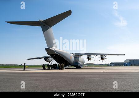 Des parachutistes belges et français affectés respectivement au bataillon du Commando 2nd, au Régiment des opérations spéciales, et au Régiment des parachutistes de l'infanterie maritime 8th, 11th, à bord d'un Airbus A-400m afin d'effectuer un saut pendant l'opération Nemesis, sur la base aérienne de Chièvres, Belgique, 20 avril 2022. Opérations Nemesis était un exercice conjoint de plusieurs jours entre les forces belges et françaises, qui se sont déployées à partir de la base aérienne de Chièvres pour exécuter des missions dans plusieurs endroits du pays. Banque D'Images