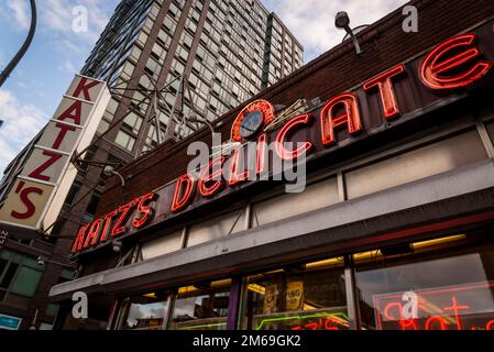 Katz's Delicatessen, le plus ancien traiteur servant des sandwichs, The Bowery, un quartier historique dans le Lower East Side de Manhattan, New York City, États-Unis Banque D'Images