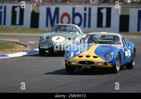 !962 Ferrari 250GTO et 1963 Aston Martin Project 214 voitures aux courses automobiles classiques du Festival historique de Coys à Silverstone juillet 1995 Banque D'Images