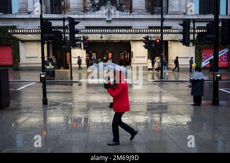 Le premier jour de retour au travail après les vacances de Noël et du nouvel an, les clients marchent devant l'extérieur de Selfridges sur Oxford Street, le 3rd janvier 2023, à Londres, en Angleterre. Banque D'Images