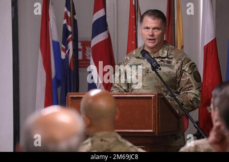 ÉTATS-UNIS Le général de brigade John Brennan, commandant de la Force opérationnelle interarmées combinée - opération Inintrinsèquement Resolve (CJTF – OIR), formule des remarques liminaires lors de l'événement de la Journée des ambassadeurs à la base opérationnelle avancée Union III à Bagdad, en Irak, au 21 avril 2022. Au cours de l'événement organisé par le CJTF-OIR, des représentants de plus de 25 pays de la Coalition ont discuté de la mission du CJTF-OIR et des grands efforts déployés pour relever les défis durables en matière de sécurité et de stabilité régionales. Banque D'Images