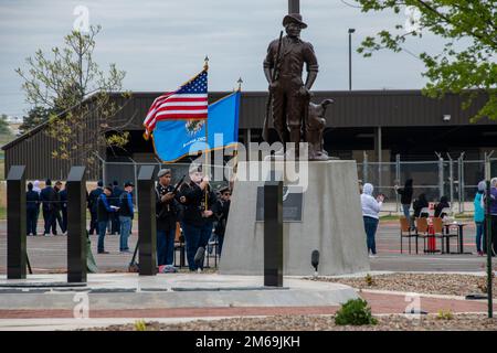 Une équipe de forage du corps d'instruction des officiers de réserve juniors de l'Armée de terre (JROTC) se produit lors des championnats de l'équipe de forage du JROTC de l'Oklahoma qui se tiennent à la base de la Garde nationale aérienne Will Rogers, Oklahoma, 16 avril 2022. Les championnats de l'État ont impliqué des volontaires de services actifs américains La Marine et la Force aérienne, ainsi que des membres de la Garde nationale de l'Armée de terre et de l'escadron 137th des forces spéciales de sécurité, de la Garde nationale aérienne de l'Oklahoma. Banque D'Images