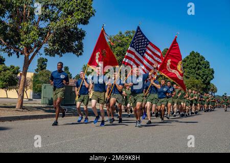 ÉTATS-UNIS Marines avec Mike Company, 3rd Recruit Training Battalion, courir en formation pendant une course de motivation au corps de Marine Recruit Depot San Diego, 21 avril 2022. Les Marines qui étaient à la tête du front étaient responsables de la formation et de l'organisation du bataillon de formation des 1st recrues. Banque D'Images