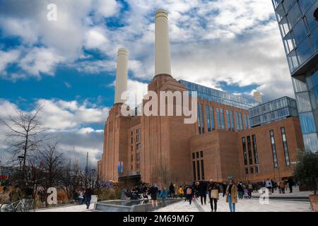 Vue extérieure de la Tamise sur la nouvelle station électrique Battersea Powerstation Development, les monuments les plus appréciés et les plus reconnaissables de Londres Banque D'Images