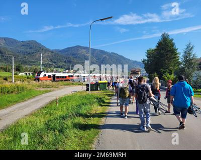 Zeltweg, Autriche - 03 septembre 2022 : foule de personnes attendant le transport en train jusqu'au salon de l'aéronautique Banque D'Images