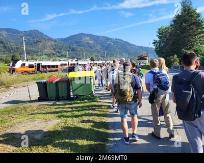Zeltweg, Autriche - 03 septembre 2022 : foule de personnes attendant le transport en train jusqu'au salon de l'aéronautique Banque D'Images