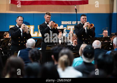 WHEELING, Ill. (21 avril 2022) musicien 1st classe Chuck Bindes, à gauche, de Cleveland, musicien 1st classe Peter Pirotte, au centre, de Raleigh, N.C., et musicien 1st classe Ethan Bartley, de Kansas City, Missouri, se produit avec le groupe de la marine des États-Unis à l'école secondaire Wheeling, à Wheeling, dans l'Illinois. États-Unis Navy Band s'est produit dans cinq États dans le cadre d'une tournée nationale, reliant les communautés à leur Marine. Banque D'Images