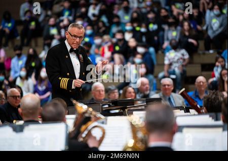 WHEELING, Ill. (21 avril 2022) le capitaine Kenneth Collins, commandant de la bande de la Marine des États-Unis, de Reno, au Nevada, dirige le groupe lors d'une représentation à l'école secondaire Wheeling, à Wheeling, dans l'Illinois. États-Unis Navy Band s'est produit dans cinq États dans le cadre d'une tournée nationale, reliant les communautés à leur Marine. Banque D'Images