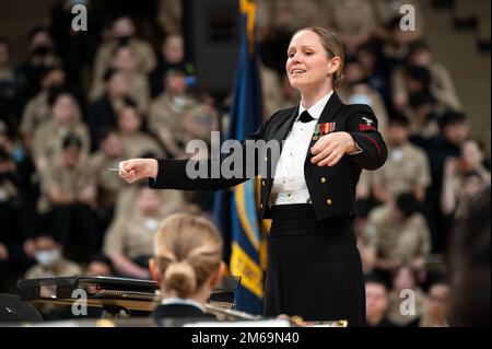 WHEELING, Ill. (21 avril 2022) musicien 1st classe Adele demi, de Colorado Springs, Colorado, dirige la bande de la Marine des États-Unis à l'école secondaire Wheeling, à Wheeling, dans l'Illinois. États-Unis Navy Band s'est produit dans cinq États dans le cadre d'une tournée nationale, reliant les communautés à leur Marine. Banque D'Images