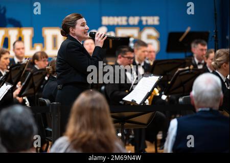 WHEELING, Ill. (21 avril 2022) le musicien en chef Casey Campbell, de Lubbock, Texas, se produit avec la bande de la marine des États-Unis à l'école secondaire Wheeling, dans l'Illinois. États-Unis Navy Band s'est produit dans cinq États dans le cadre d'une tournée nationale, reliant les communautés à leur Marine. Banque D'Images