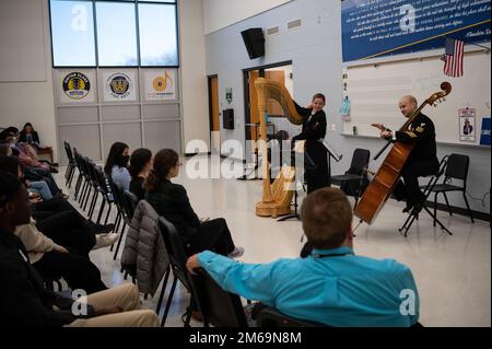 WHEELING, Ill. (21 avril 2022) musicien 1st classe Madeline Jarzembak, à gauche, de Philadelphie, et musicien 1st classe Kyle Augustine, de Woodbridge, en Virginie, travaille avec des étudiants pendant une clinique à l'école secondaire Wheeling, dans l'Illinois. États-Unis Navy Band s'est produit dans cinq États dans le cadre d'une tournée nationale, reliant les communautés à leur Marine. Banque D'Images