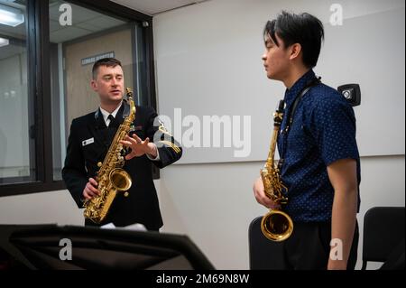 WHEELING, Ill. (21 avril 2022) le musicien en chef Jonathan Yanik, de Simsbury, au Connecticut, travaille avec un étudiant dans une clinique à l'école secondaire Wheeling, à Wheeling, dans l'Illinois. États-Unis Navy Band s'est produit dans cinq États dans le cadre d'une tournée nationale, reliant les communautés à leur Marine. Banque D'Images