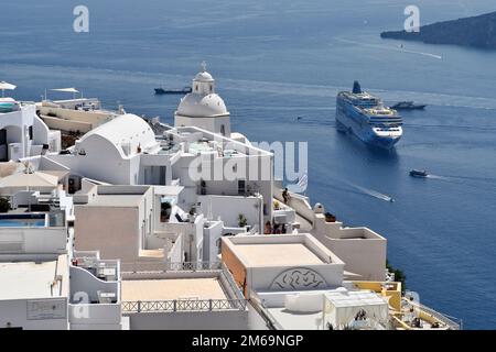 Fira, Santorini, Grèce - 22 juin 2022: Vue sur la capitale de l'île, les maisons blanches nichées sont construites sur les falaises surplombant la cal Banque D'Images