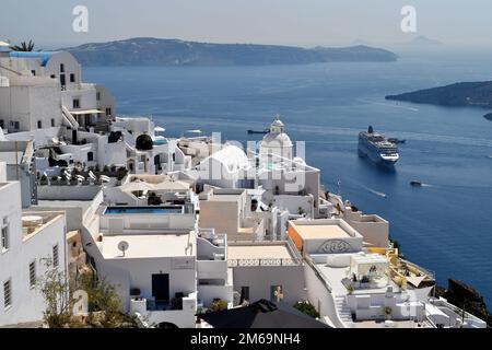 Fira, Santorini, Grèce - 22 juin 2022: Vue sur la capitale de l'île, les maisons blanches nichées sont construites sur les falaises surplombant la cal Banque D'Images