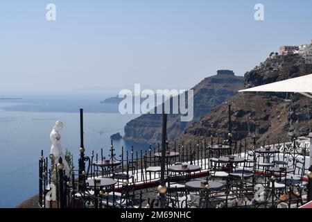 Fira, Santorini, Grèce - 22 juin 2022: Vue sur la capitale de l'île, les maisons blanches nichées sont construites sur les falaises surplombant la cal Banque D'Images