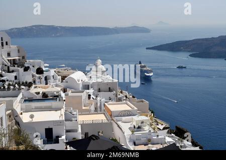 Fira, Santorini, Grèce - 22 juin 2022: Vue sur la capitale de l'île, les maisons blanches nichées sont construites sur les falaises surplombant la cal Banque D'Images