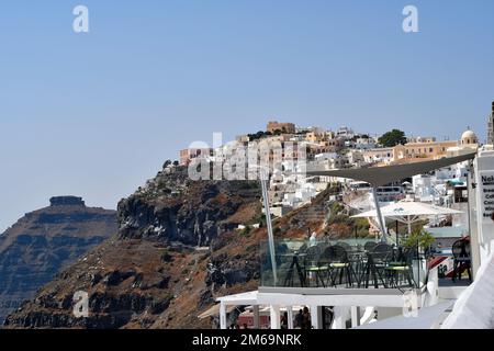 Fira, Santorini, Grèce - 22 juin 2022: Vue sur la capitale de l'île, les maisons blanches nichées sont construites sur les falaises surplombant la cal Banque D'Images