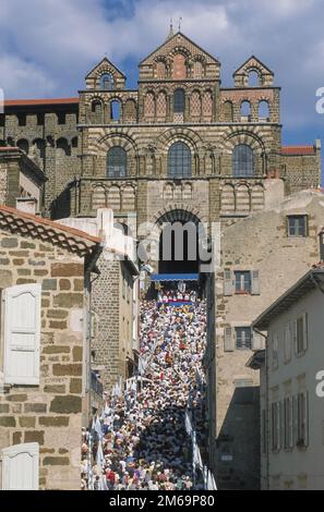 France. Auvergne. Haute-Loire (43). Le Puy-en-Velay. La procession de 15 août au pied de la cathédrale Banque D'Images