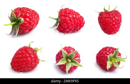 Raspberry isolé. Framboises avec isolat de feuilles. Framboise avec feuille isolée sur blanc. Ensemble de framboises avec vue latérale. Banque D'Images