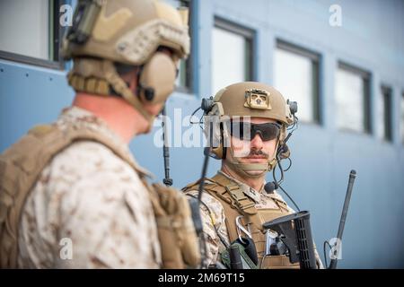 Le contrôleur d'attaque de terminal conjoint et les Marines d'infanterie affectés au bataillon 1st, 7th Marine Regiment, 1st Marine Division formés pendant l'exercice Garnet Rattler au premier Orchard combat Training Centre de l'Idaho et dans les champs de Saylor Creek, du 11 au 29 avril 2022. L'exercice est une mission conjointe entre les Marines des États-Unis, les soldats de la Garde nationale de l'armée de l'Idaho, les 124th gardes-fighter Wing et les 366th aviateurs de la base aérienne de Mountain Home pour former et qualifier les JTAC de la Marine à être plus efficaces et létaux dans un environnement d'entraînement réaliste. Les gammes de l'Idaho prennent en charge cet environnement réaliste. O Banque D'Images